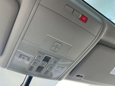 Used 2022 Volkswagen Atlas SE w/ Panoramic Sunroof Package image 35