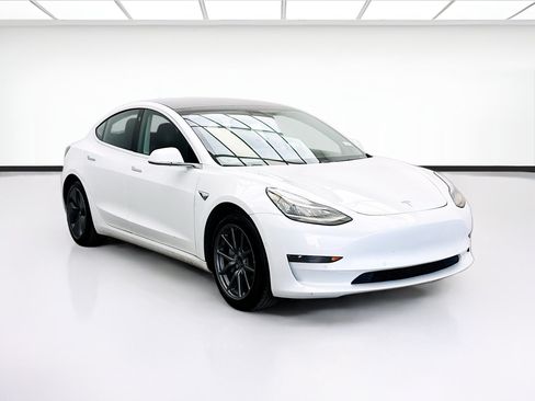 Used 2020 Tesla Model 3 Standard Range Plus RWD image 3