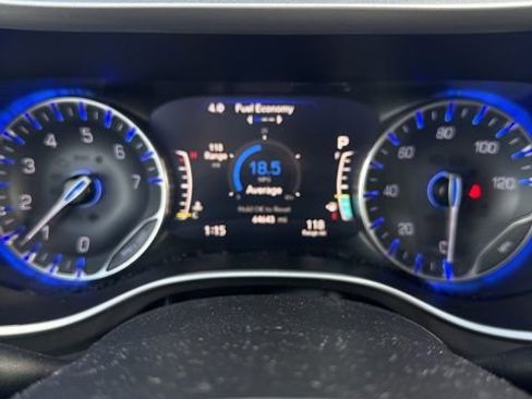 Used 2023 Chrysler Pacifica Touring-L image 2