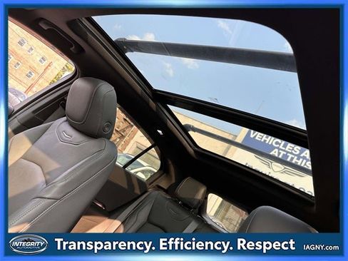 Used 2023 Cadillac XT4 Luxury w/ Cold Weather Package image 12