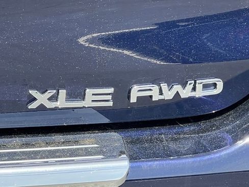 Used 2022 Toyota Highlander XLE AWD/4WD image 2