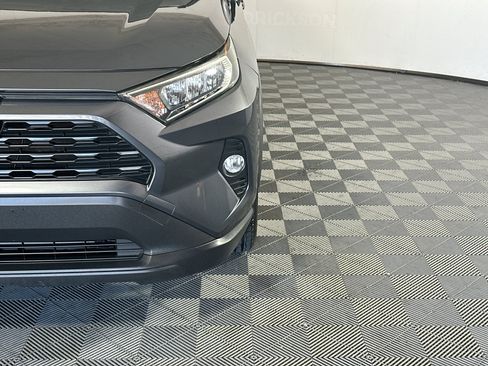 Used 2019 Toyota RAV4 XLE w/ Convenience Package FWD image 9
