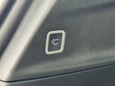 Used 2026 Chrysler Pacifica Select image 13