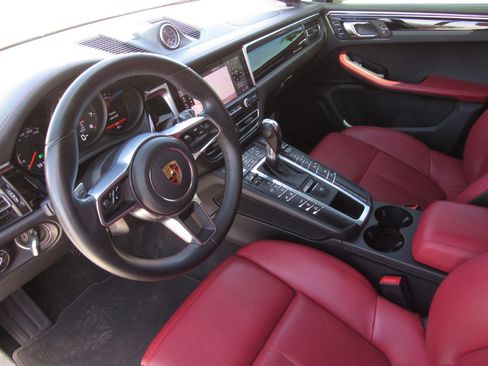 Used 2020 Porsche Macan Base image 17