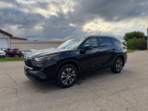 Used 2023 Toyota Highlander XLE AWD/4WD image 12