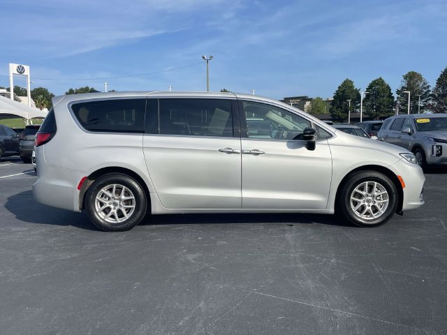Used 2024 Chrysler Pacifica Touring-L FWD image 7