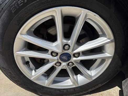 Used 2016 Ford Focus SE w/ SE Cold Weather Package FWD image 31