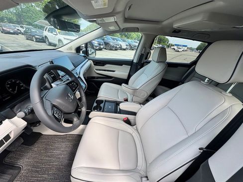 New 2026 Honda Odyssey Touring image 9