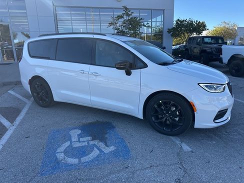 New 2026 Chrysler Pacifica Select image 39