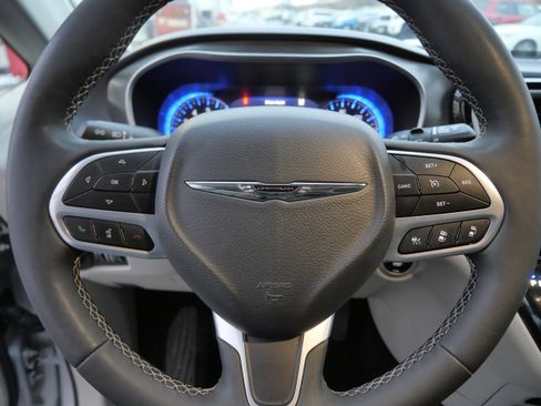 Used 2024 Chrysler Pacifica Touring-L image 25