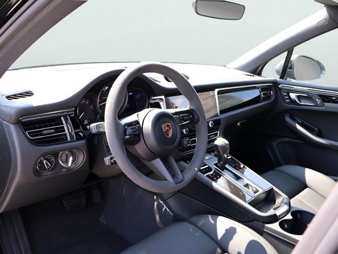 Certified 2025 Porsche Macan AWD/4WD image 4