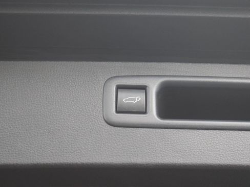 Used 2023 Toyota Highlander LE AWD/4WD image 13