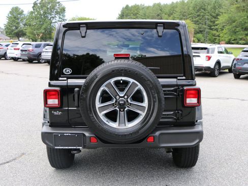 Used 2022 Jeep Wrangler Unlimited Sahara AWD/4WD image 4