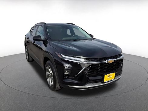 Used 2025 Chevrolet Trax LT image 3