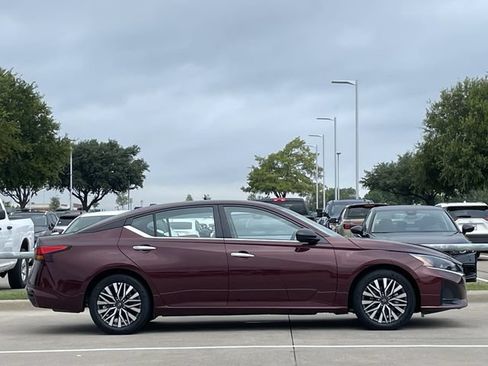 Used 2025 Nissan Altima 2.5 SV FWD image 3