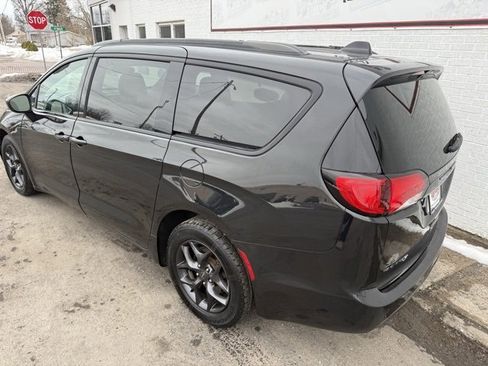 Used 2019 Chrysler Pacifica Touring-L Plus w/ S Appearance Package image 6