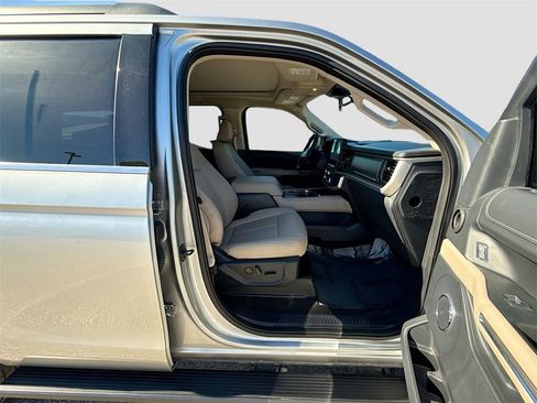 Used 2024 Ford Expedition XLT image 30