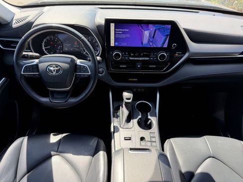 Used 2023 Toyota Highlander XLE image 9
