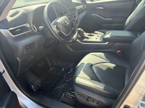Used 2023 Toyota Highlander XLE AWD/4WD image 14