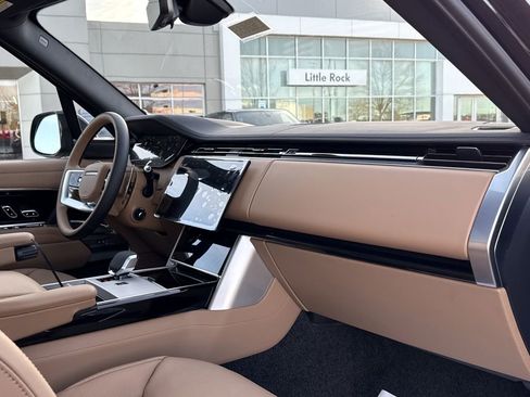 New 2025 Land Rover Range Rover SE image 18