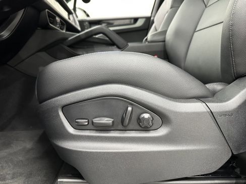 Certified 2025 Porsche Cayenne image 32