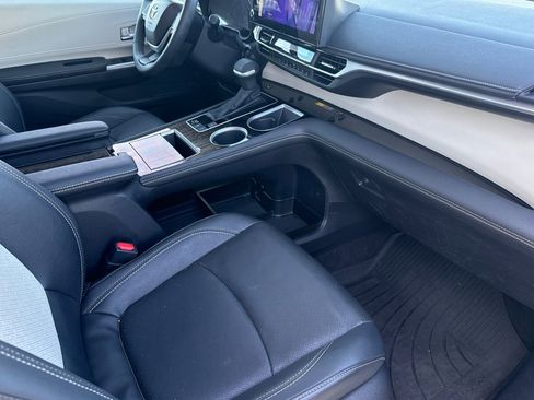 Used 2025 Toyota Sienna Limited image 19
