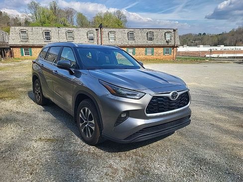 Used 2025 Toyota Highlander XLE image 4