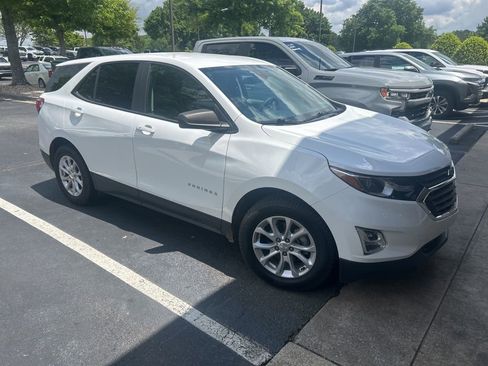 Used 2021 Chevrolet Equinox LS w/ LS Convenience Package FWD image 2