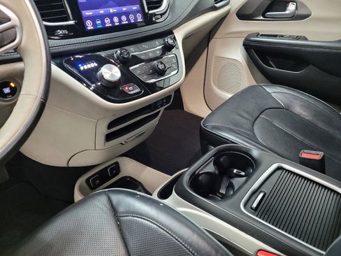 Used 2018 Chrysler Pacifica Limited image 26