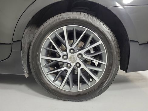 Used 2018 Lexus ES 350 w/ Luxury Package w/Wood Trim image 9