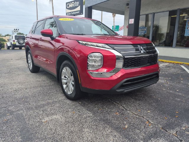 Used 2025 Mitsubishi Outlander ES FWD image 3