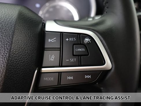 Used 2024 Toyota Highlander XLE AWD/4WD image 4