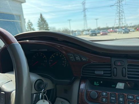 Used 2000 Cadillac De Ville DTS w/ Safety/Security Pkg image 23