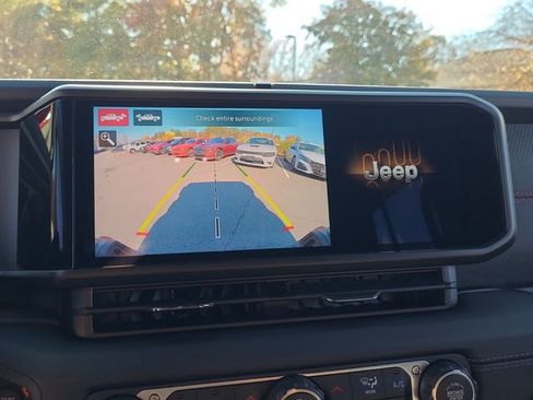 Used 2024 Jeep Gladiator Rubicon w/ Technology Group image 14