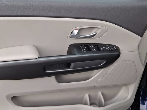 Used 2018 Kia Sedona LX w/ LX Essentials Premium Package FWD image 12