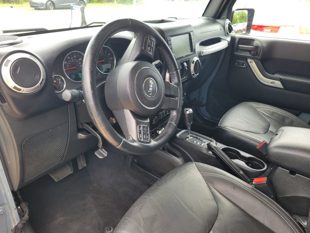 Used 2015 Jeep Wrangler Unlimited Sahara w/ Connectivity Group AWD/4WD image 10