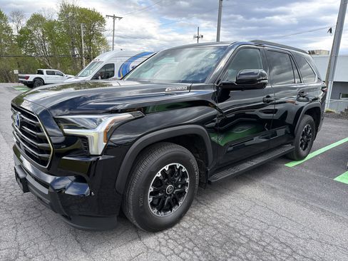 Used 2023 Toyota Sequoia SR5 w/ SR5 Premium Package AWD/4WD image 4