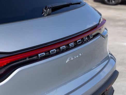 Certified 2025 Porsche Macan AWD/4WD image 19