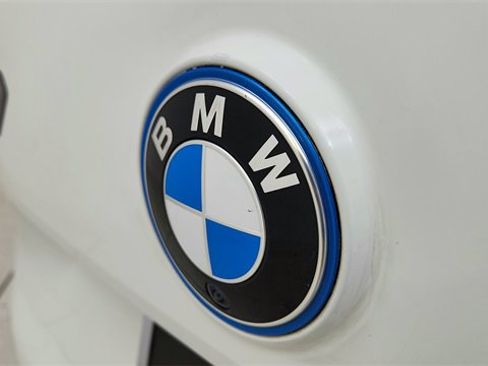 Used 2022 BMW iX xDrive50 w/ Premium Package image 16