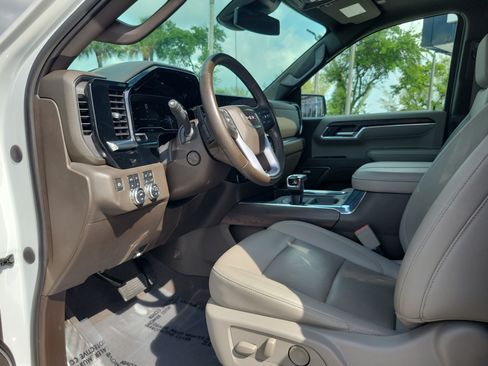 Used 2023 GMC Sierra 1500 SLT w/ SLT Premium Package AWD/4WD image 9