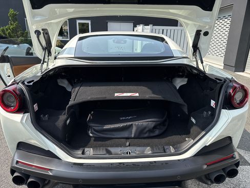 Used 2019 Ferrari Portofino RWD image 21