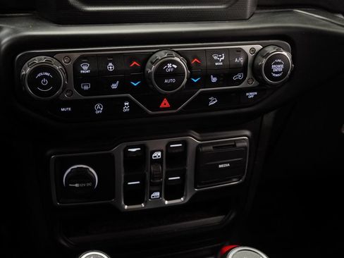 Used 2020 Jeep Wrangler Unlimited Sahara w/ Cold Weather Group AWD/4WD image 20
