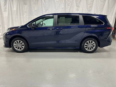 Used 2025 Toyota Sienna LE image 4