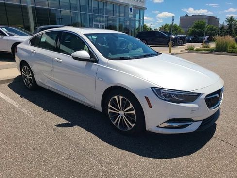 Used 2018 Buick Regal Essence w/ Driver Confidence Package #1 FWD image 3