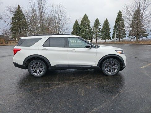 Used 2022 Ford Explorer XLT w/ Equipment Group 202A image 7