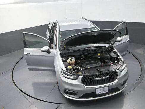 Used 2023 Chrysler Pacifica Touring-L FWD image 31