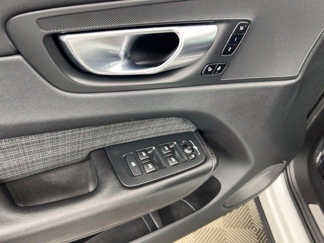 Used 2023 Volvo XC60 B5 Core AWD/4WD image 13