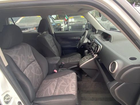 Used 2015 Scion xB FWD image 9