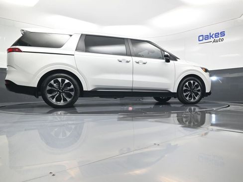 Used 2024 Kia Carnival EX image 47