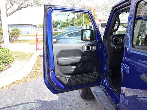 Used 2019 Jeep Wrangler Unlimited Sahara image 19